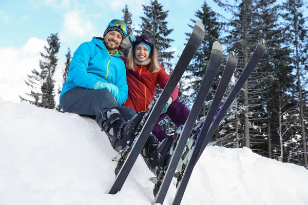 Casal Feliz Com Equipamento Esqui Sentado Snowdrift Livre Férias Inverno — Fotografia de Stock