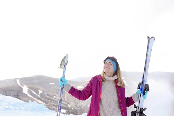 Joyeux Jeune Femme Avec Matériel Ski Passer Des Vacances Hiver — Photo