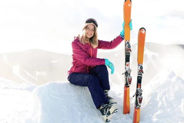 Jeune Femme Avec Équipement Ski Assis Sur Dérive Des Neiges — Photo