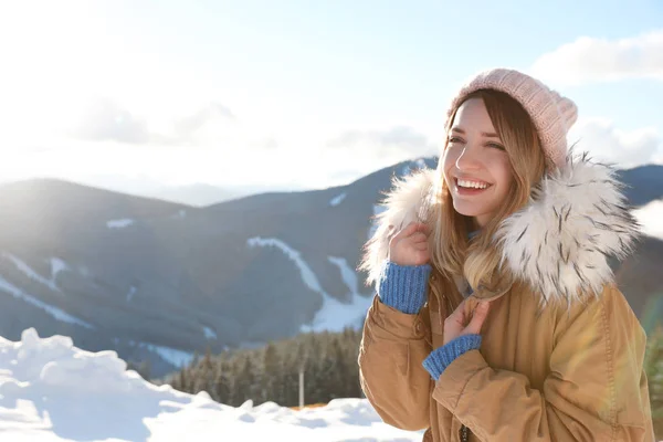 Glückliche Junge Frau Die Winterurlaub Den Bergen Verbringt Raum Für — Stockfoto