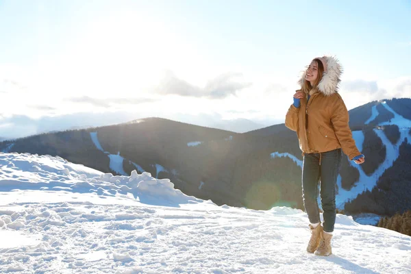 Joyeux Jeune Femme Passant Des Vacances Hiver Dans Les Montagnes — Photo