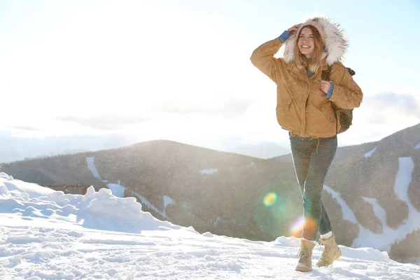 Mujer Joven Feliz Con Mochila Pasar Las Vacaciones Invierno Las — Foto de Stock