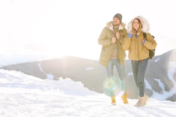 Mutlu Çift Kış Tatili Birlikte Dağlarda Harcama Metin Için Yer — Stok fotoğraf