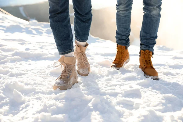 Paar Lopen Zonnige Winterdag Sneeuwstorm — Stockfoto