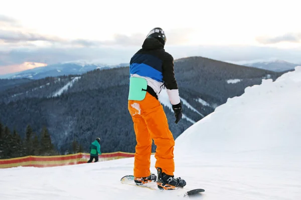 Hombre Snowboard Colina Las Montañas Vacaciones Invierno — Foto de Stock