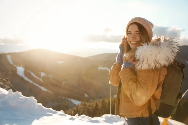 Feliz Joven Pasando Las Vacaciones Invierno Las Montañas Espacio Para — Foto de Stock