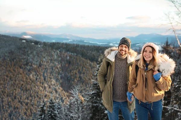 Casal Feliz Passar Férias Inverno Juntos Nas Montanhas Espaço Para — Fotografia de Stock