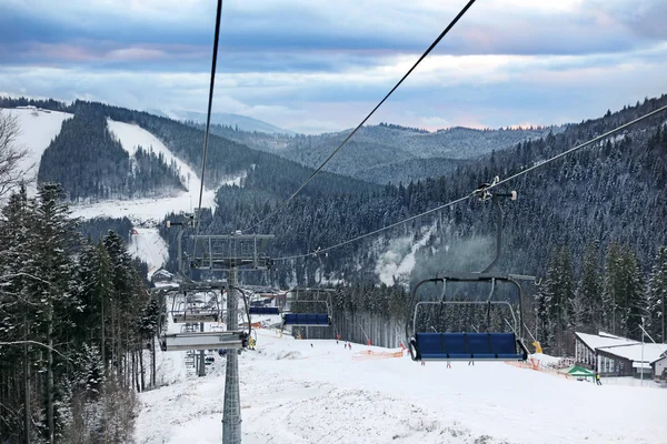 Hermosa Vista Las Montañas Telesilla Estación Esquí Vacaciones Invierno —  Fotos de Stock