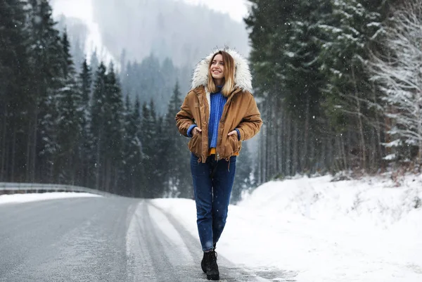 Ung Kvinna Promenader Nära Snöig Skog Vintersemester — Stockfoto