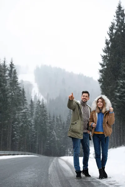 Casal Andando Perto Floresta Nevada Férias Inverno — Fotografia de Stock