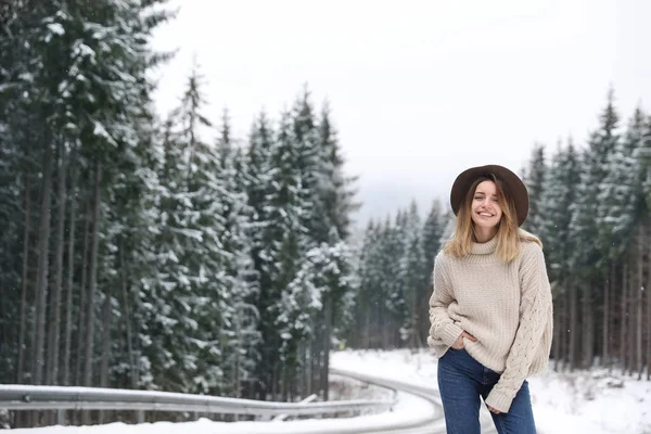 Ung Kvinna Nära Snöiga Skogen Utrymme För Text Vintersemester — Stockfoto