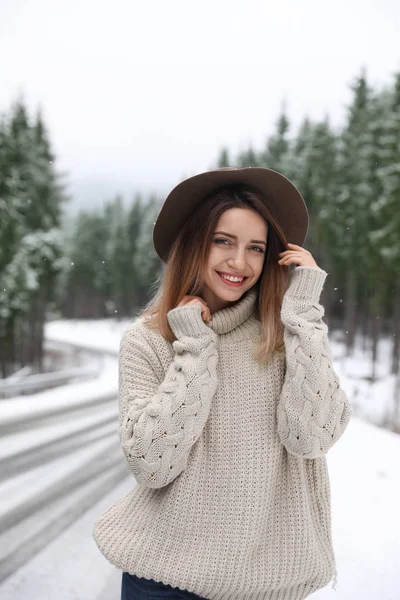 Ung Kvinna Varm Tröja Utomhus Snöig Dag Vintersemester — Stockfoto