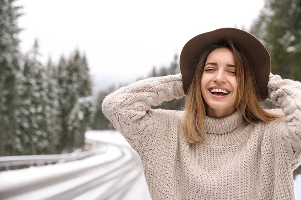 Jovem Mulher Camisola Quente Livre Férias Inverno — Fotografia de Stock