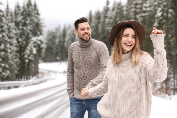 Casal Caminhando Perto Floresta Nevada Espaço Para Texto Férias Inverno — Fotografia de Stock