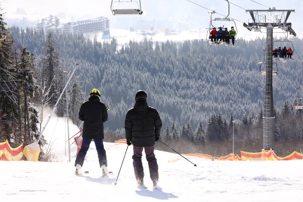 Mensen Skiën Besneeuwde Heuvel Bergen Wintervakantie — Stockfoto