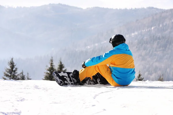 Человек Сноубордом Отдыхает Горах Зимние Каникулы — стоковое фото