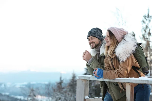 Couple Avec Sacs Dos Bénéficiant Une Vue Sur Montagne Pendant — Photo