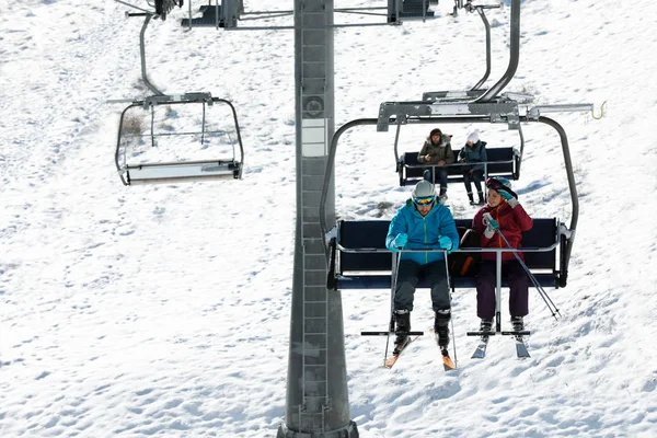 Mensen Die Gebruik Maken Van Stoeltjeslift Het Skigebied Wintervakantie — Stockfoto