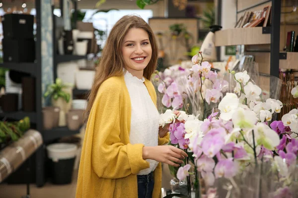 Mulher Nova Bonita Com Orchids Loja Flor — Fotografia de Stock