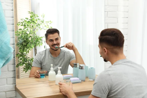 Genç Adam Evde Banyo Aynada Yakınındaki Diş Fırçalama — Stok fotoğraf