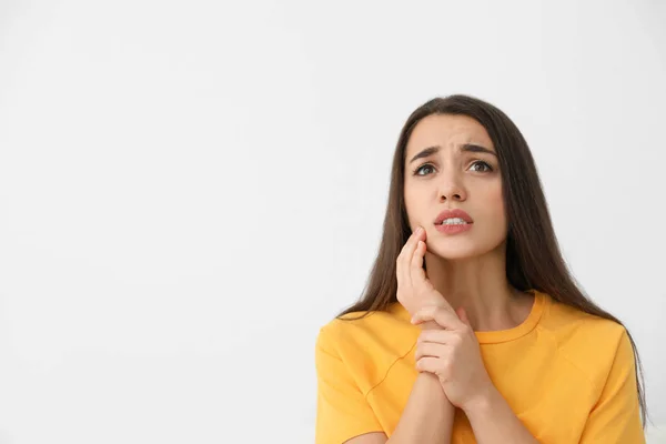 Jovem Que Sofre Dor Dente Forte Fundo Claro Espaço Para — Fotografia de Stock