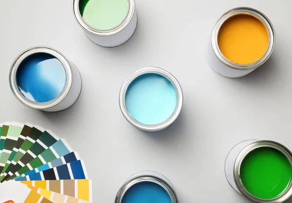Farbdosen Und Farbpalette Auf Weißem Hintergrund Draufsicht — Stockfoto