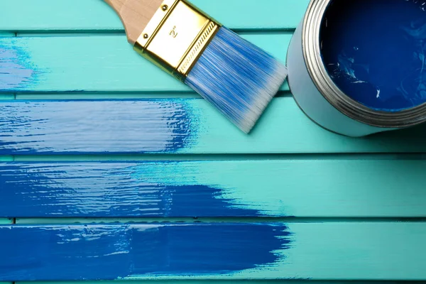 Lata Pintura Pincel Trazo Sobre Fondo Madera Azul Vista Superior — Foto de Stock