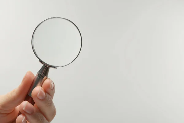 Mujer Sosteniendo Lupa Sobre Fondo Blanco Primer Plano Espacio Para —  Fotos de Stock