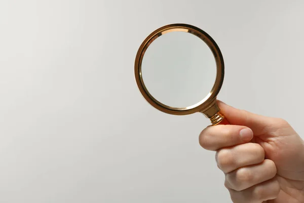 Mujer Sosteniendo Lupa Sobre Fondo Blanco Primer Plano Espacio Para —  Fotos de Stock