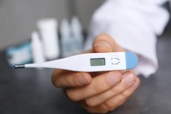 Arzt Hält Thermometer Vor Verschwommenem Hintergrund Nahaufnahme Medizinische Objekte — Stockfoto