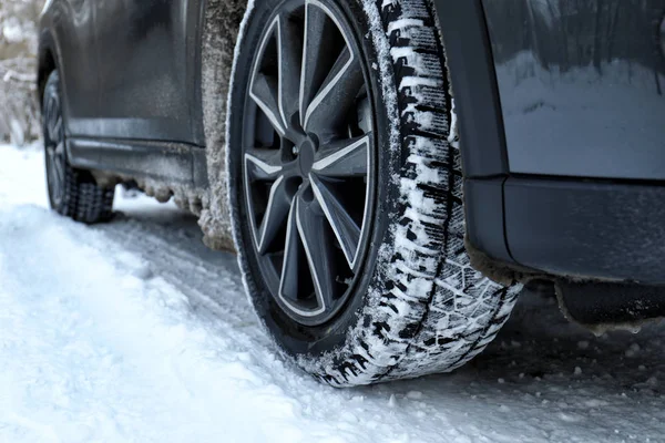 Verschneite Landstraße Mit Auto Wintertag Nahaufnahme — Stockfoto