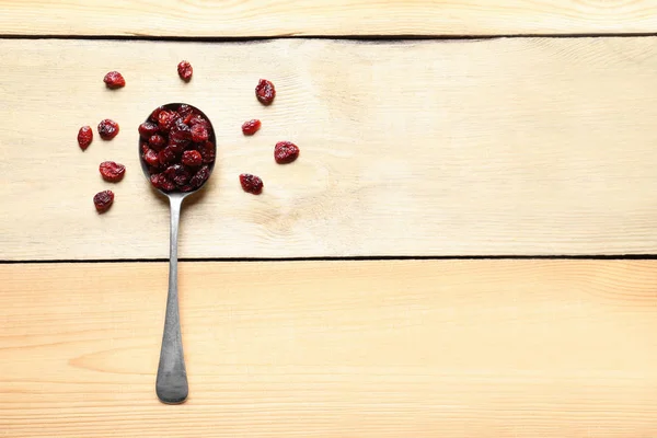 木制背景上的红莓勺子 顶部的景色与文字的空间 干果作为健康小吃 — 图库照片