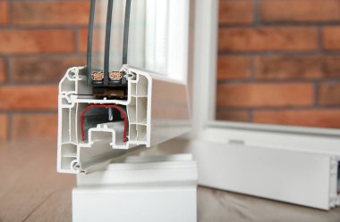 Modern pencere profil sayfası kat tuğla duvarın, closeup örneği. Yükleme hizmeti