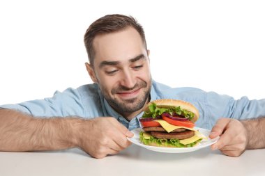 Genç aç adam beyaz zemin üzerine lezzetli hamburger ile