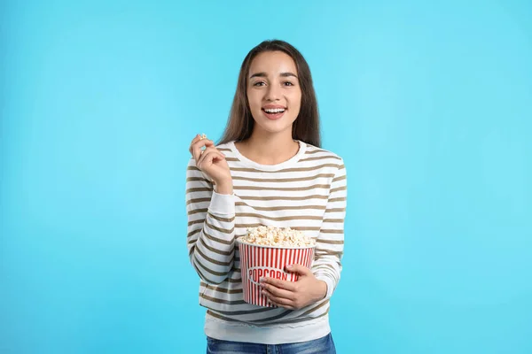 Frau Mit Popcorn Während Kinoshow Auf Farbigem Hintergrund — Stockfoto