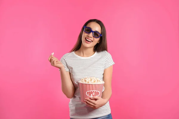 Mujer Con Gafas Palomitas Maíz Durante Espectáculo Cine Fondo Color — Foto de Stock