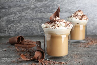 Cam bardak krem şanti gri tablo ile lezzetli kahve