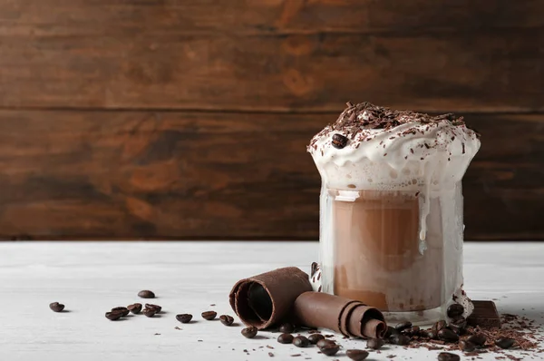 Glas Kopp Gott Kaffe Med Vispad Grädde Och Choklad Bordet — Stockfoto