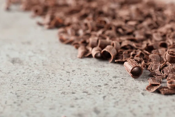 Riccioli Gustoso Cioccolato Sfondo Grigio Primo Piano Con Spazio Testo — Foto Stock