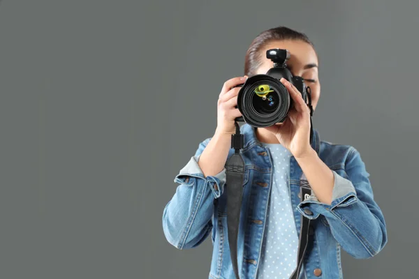Jovem Com Câmera Espaço Para Texto Sobre Fundo Cinza Estúdio — Fotografia de Stock