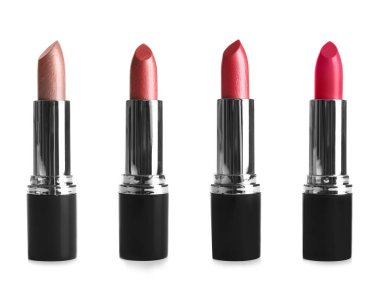 Beyaz arka plan üzerinde farklı profesyonel parlak ruj makyaj için set