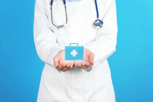 Médico Segurando Ícone Kit Primeiros Socorros Contra Fundo Cor Conceito — Fotografia de Stock