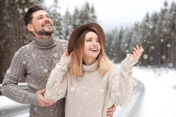 Homem Roupas Quentes Perto Floresta Nevada Espaço Para Texto Férias — Fotografia de Stock