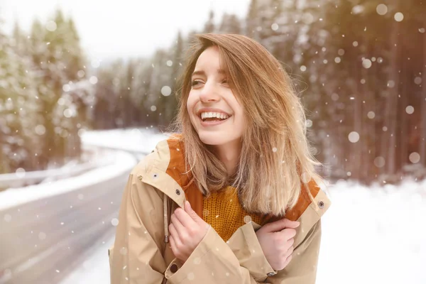 Mujer Joven Con Ropa Abrigo Aire Libre Vacaciones Invierno —  Fotos de Stock