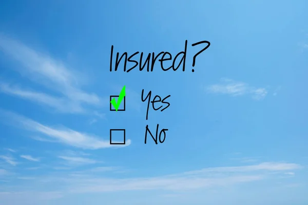 保険に入っているかどうかの質問に肯定的な答えや青い空を背景に — ストック写真