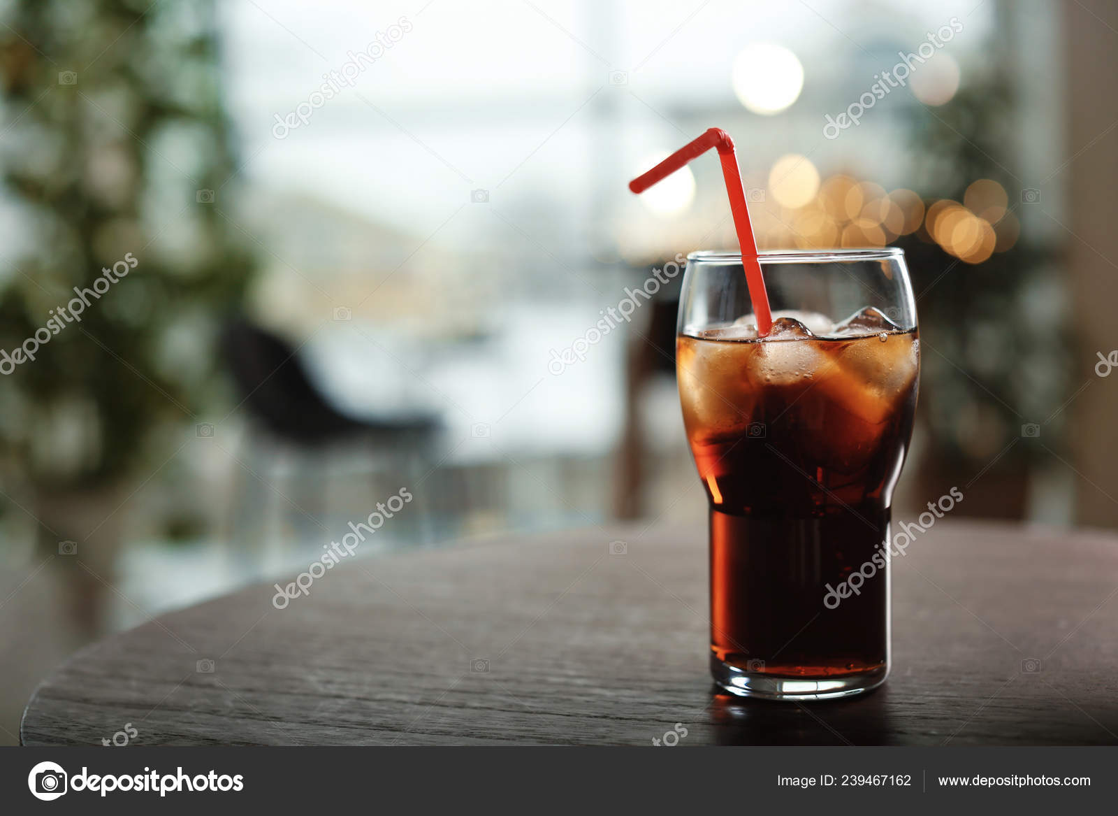 在模糊的背景下桌子上有一杯冷可乐文本的空间——图库图片© NewAfrica #239467162, image size:1600x1167