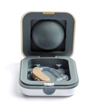 Beyaz arka plan üzerinde işitme cihazı ile durum