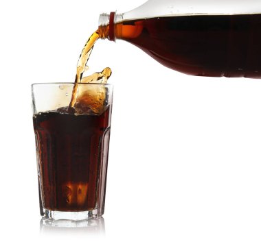 Beyaz arka plan üzerinde cam içine kola ferahlatıcı dökme