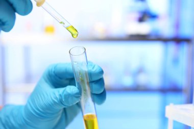 Laboratuar asistanı damlama idrar örneği pipet tüp içine, closeup metin için yer ile. Tıbbi analiz
