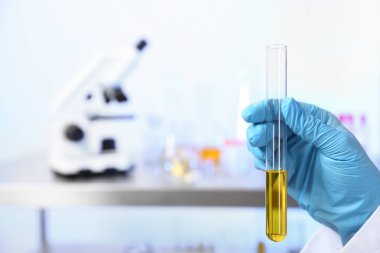 İdrar örneği test tüp kapalı, closeup ile metin için yer tutan laboratuvar asistanı. Tıbbi analiz